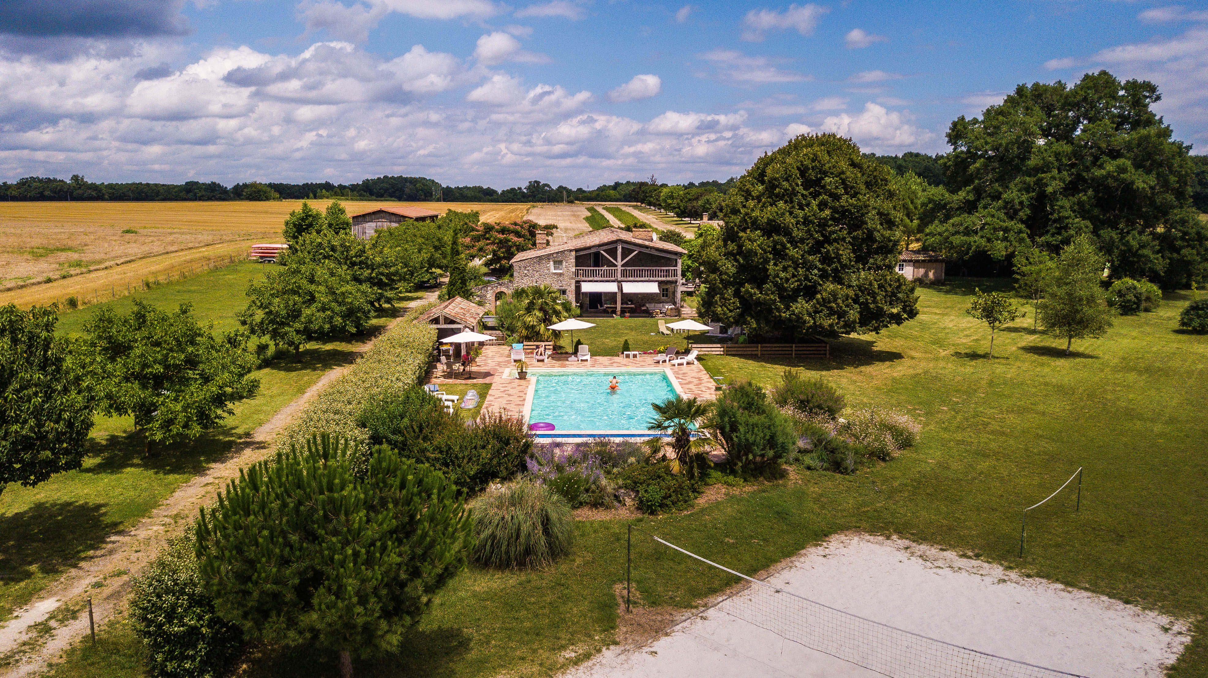 Vue de La Rouméguère et de sa piscine