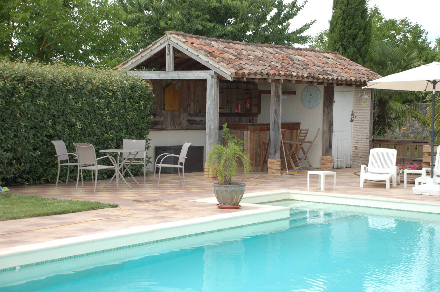 Le bar au bord de la piscine