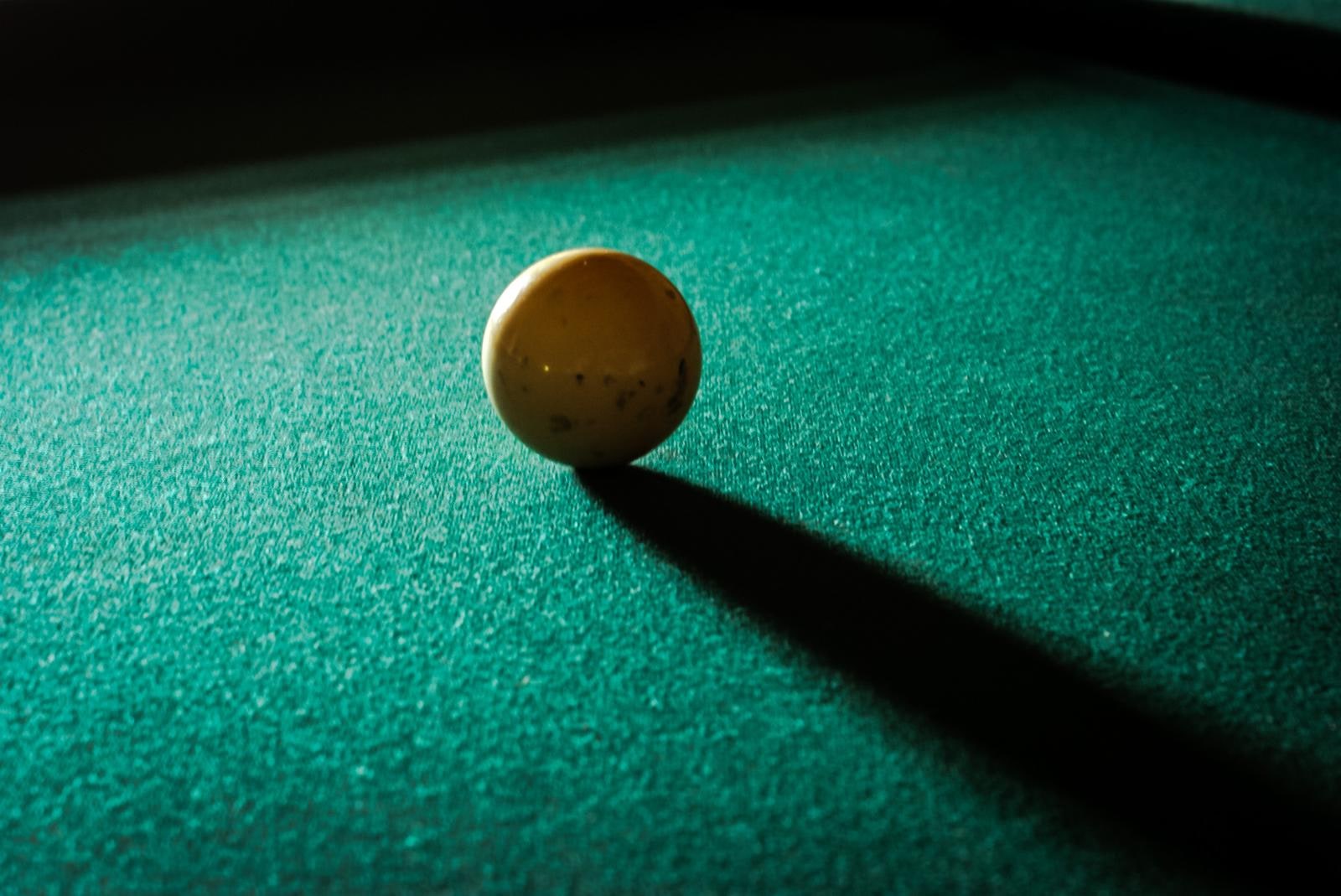 Une boule sur le tapis du billard